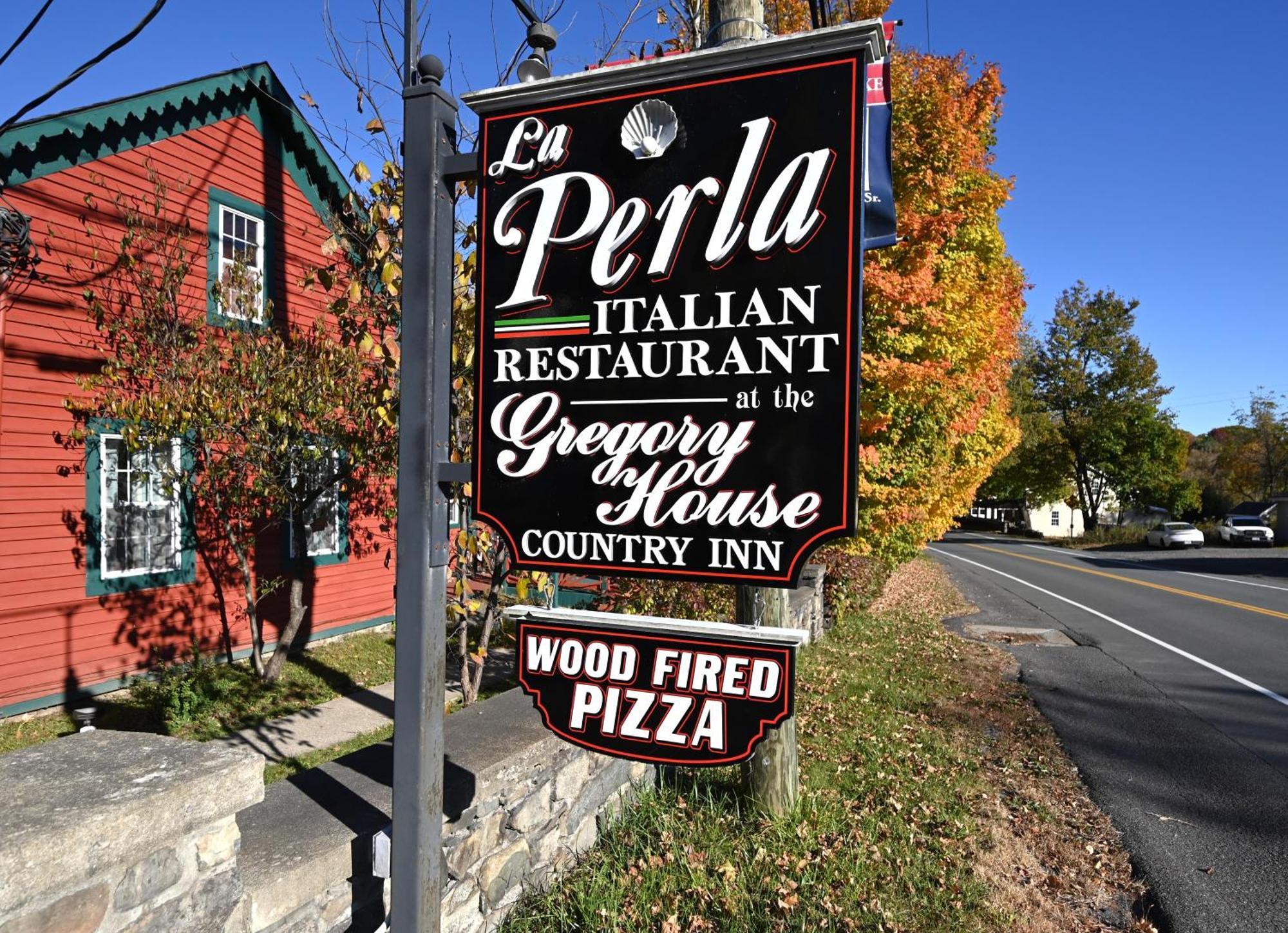 La Perla Restaurant & Country Inn Averill Park Bagian luar foto